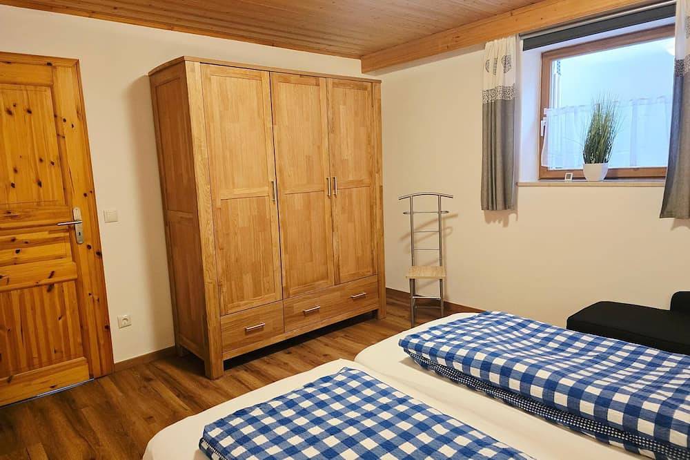 Ganze Wohnung, Gemütliche, ebenerdige Ferienwohnung (60 qm) mit zwei Schlafzimmern in Neunburg vorm Wald, Naturpark Oberpfälzer Wald