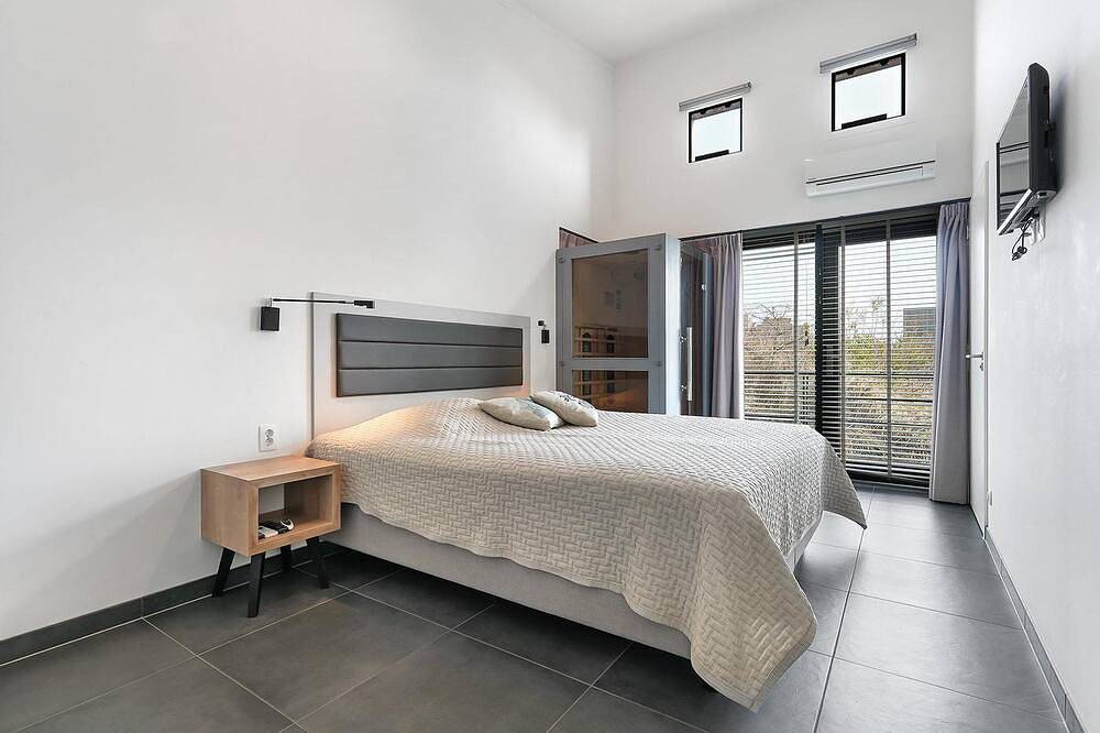 Die Terrassen einer 4-Personen-Villa Super Vip liegen direkt am Wasser und verfügen über einen eigenen Badesteg, Jacuzzi u. Infrarot sauna. in Ouddorp, Goeree-Overflakkee