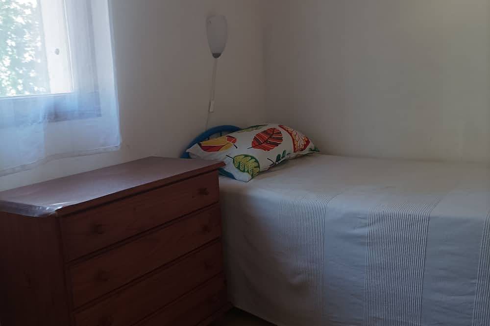 Appartement entier, A 6 km de Cassis, 20 de Marseille rez-de-jardin de villa  : Carnoux. Jolie vue in Carnoux-en-Provence, Côte méditerranéenne (France)