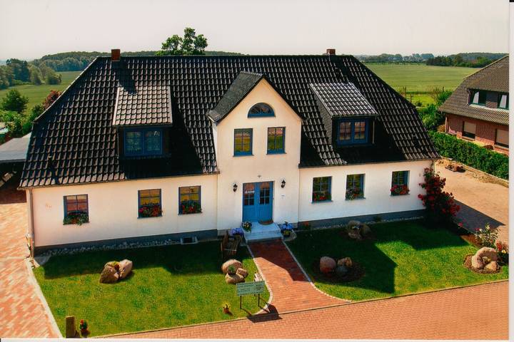 Geheel appartement, Vakantiewoning 'Zur Eule – Steinkauz' met terras, tuin en wifi in Satow, Rostock en omgeving
