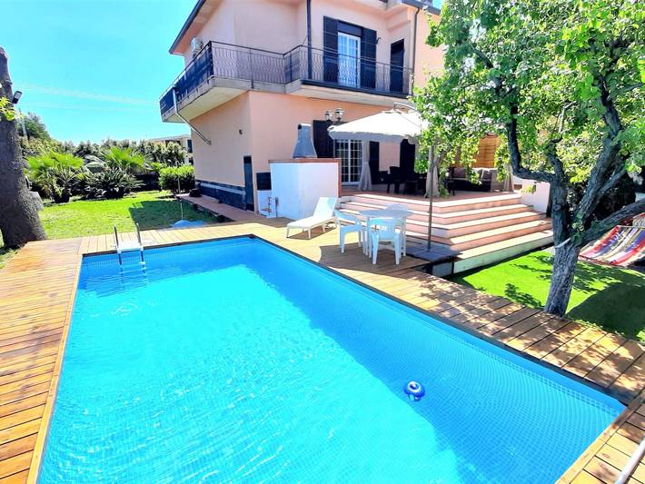 Casa vacanza per 7 persone, con Balcone e Terrazza nonché Giardino e Piscina a Viagrande