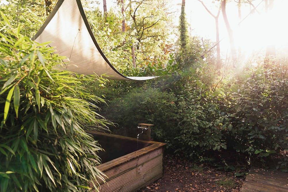 Wellness Hottub Tiny House located in the forest at the Veluwe, close to lake in Nunspeet, Veluwe