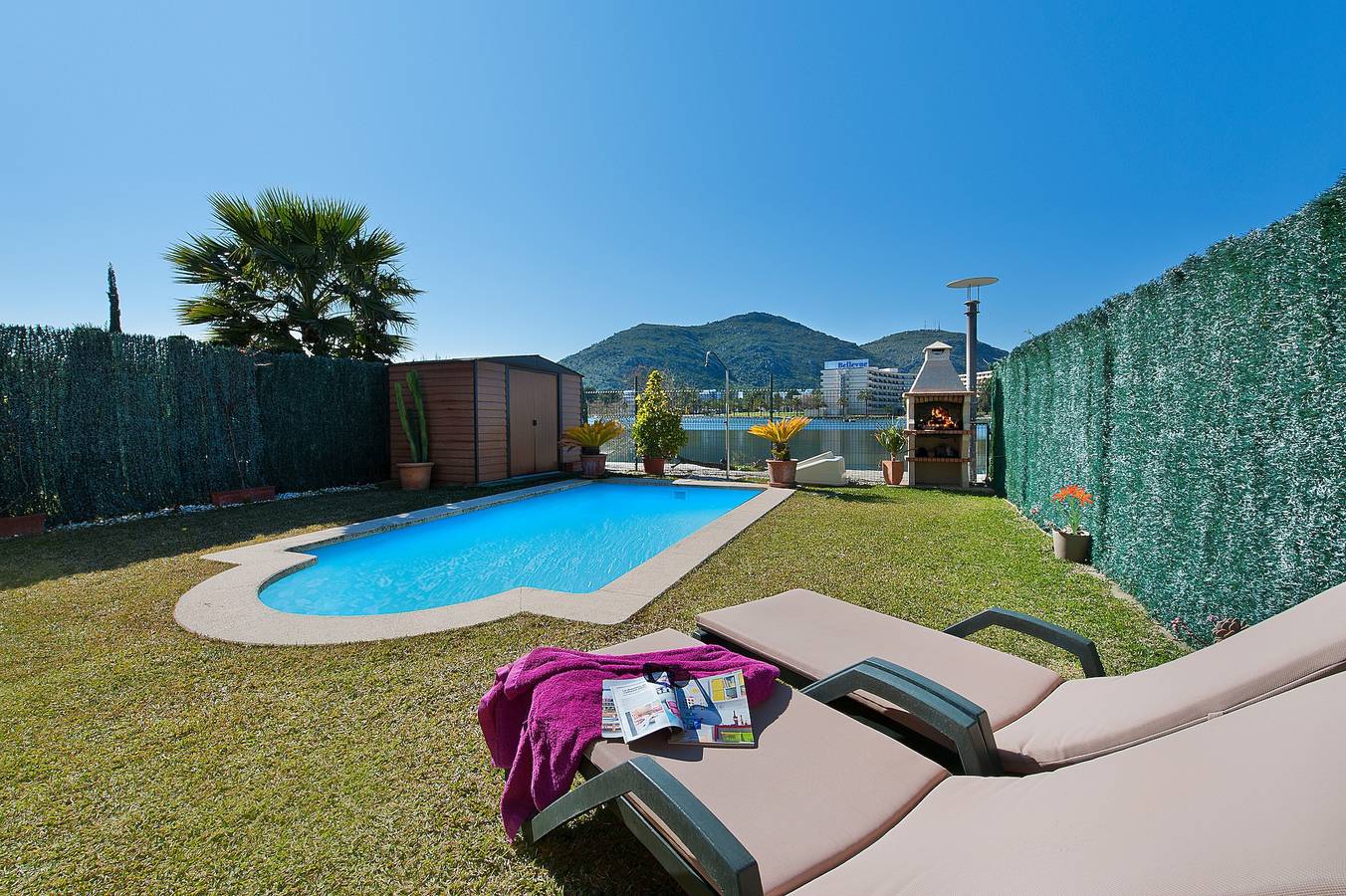 Villa 'Syrah' con vistas al lago, Wi-Fi y aire acondicionado in Playa de Alcúdia, Alcúdia
