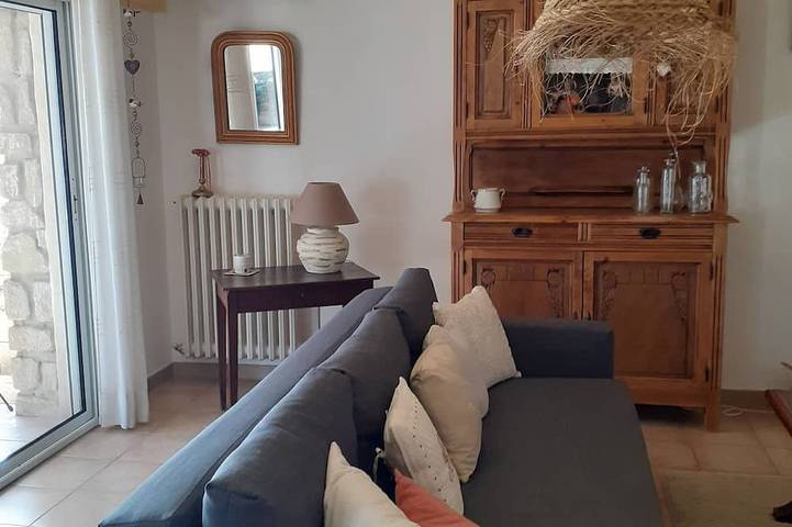 Entire apartment, 200 meters from the heart of the village, App 55 M² WiFi In a closed courtyard, quiet in Châteauneuf-de-Gadagne, Vaucluse
