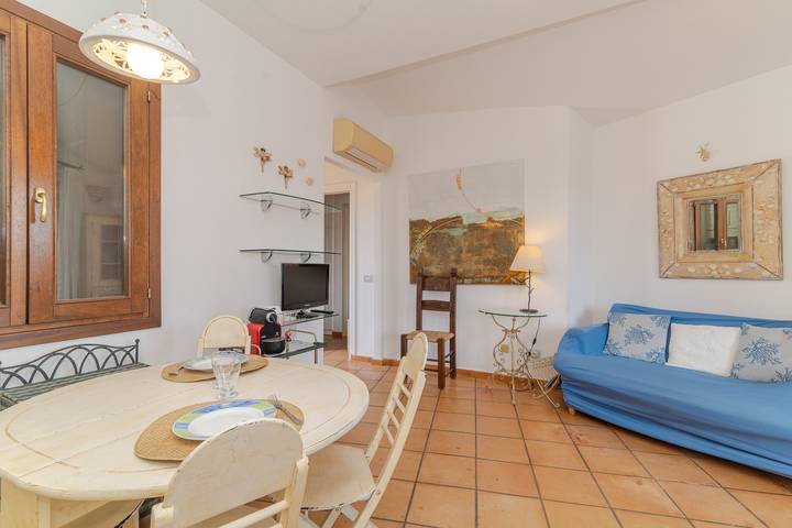 Apartamento entero, Apartamento junto al mar a 30 m de la playa con piscina comunitaria in Pittulongu, Olbia