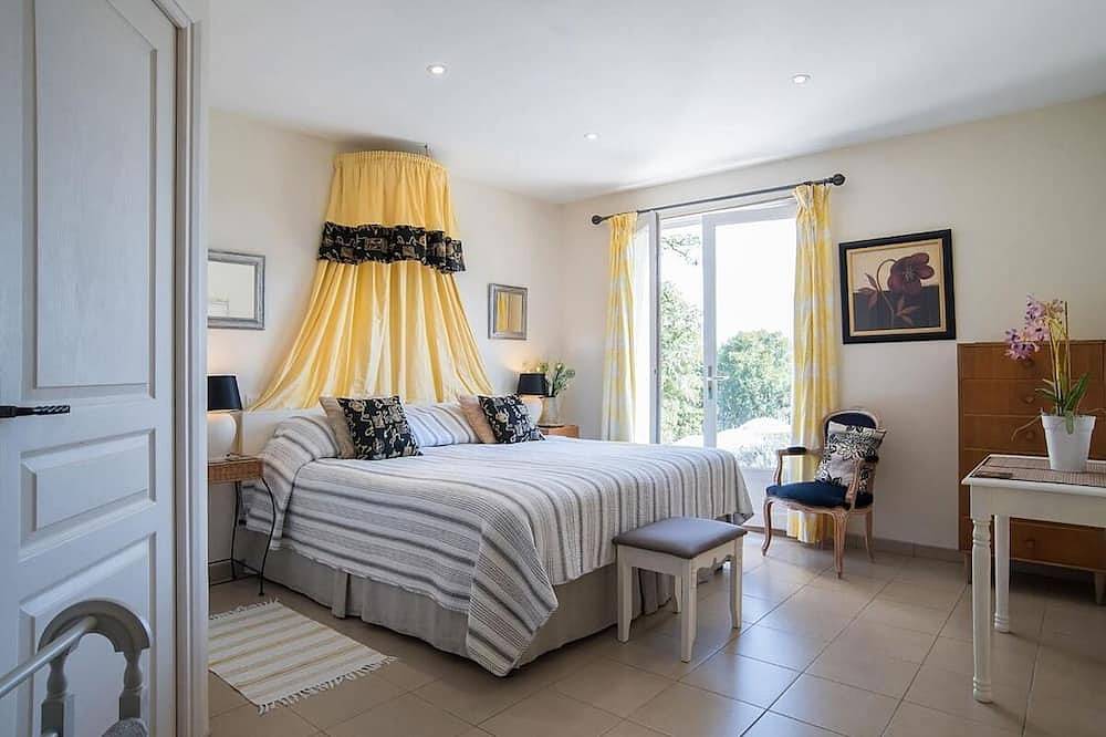Beautifully Finished House, Modern Interiors, Private Heated Pool & Fabulous Location near Martel! in Martel, Lot