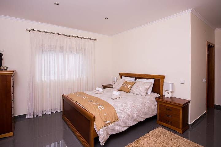 Luxury modern family villa with lagoon views, private heated pool, free wifi in Foz do Arelho, Leiria District