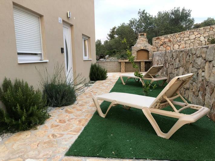 Ferienwohnung für 2 Personen, mit Terrasse und Garten sowie Pool