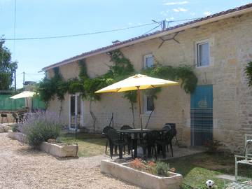 Gîte pour 5 personnes, avec piscine ainsi que jardin et terrasse à Dœuil-sur-le-Mignon