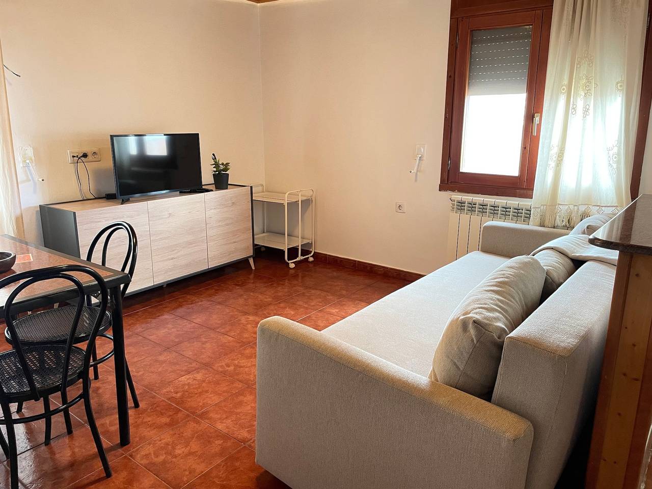 Apartamento entero, Apartamento 'La Galera Barrios Altos' con vistas a la montaña, terraza privada y Wi-Fi in Guadalaviar, Muela de San Juan