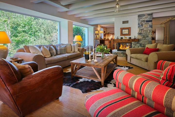 Chalet pour 12 personnes, avec Balcon et Jacuzzi ainsi que Terrasse et Jardin à Saint-Jean-d'Aulps