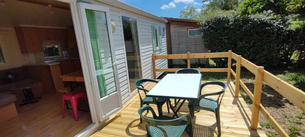 Camping pour 4 personnes, avec terrasse dans Privas