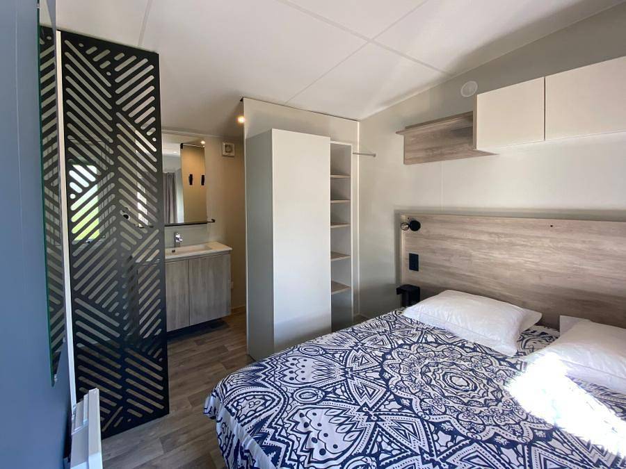 Camping Le Helles  - Mobilhome 4 personnes - Mobil-home | Premium | 2 Ch. | 4 Pers. | Terrasse surélevée | 2 Sdb | Tv in Combrit, Côte de Cornouaille