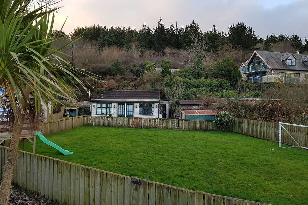 Love Shack by the Beach in Maenporth, Cornwall