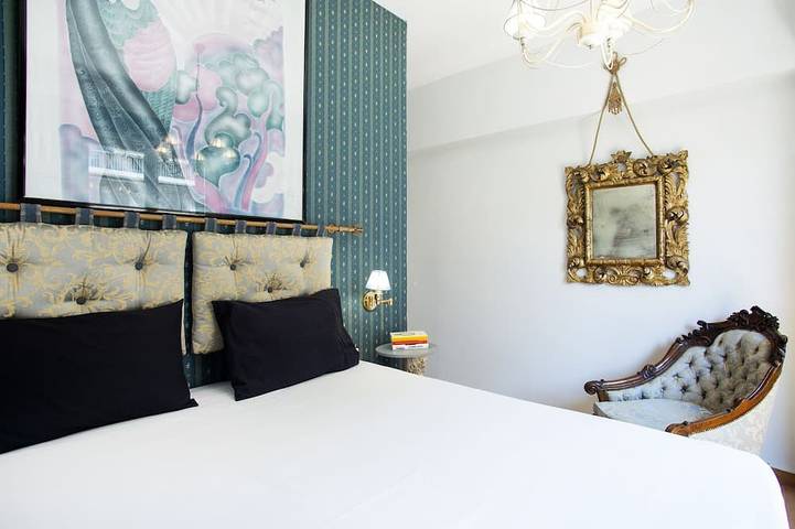 Entire apartment, Eclectic 4-Bed, 4-Bath Apt in Central Athens in Central Section of Athens, Athens