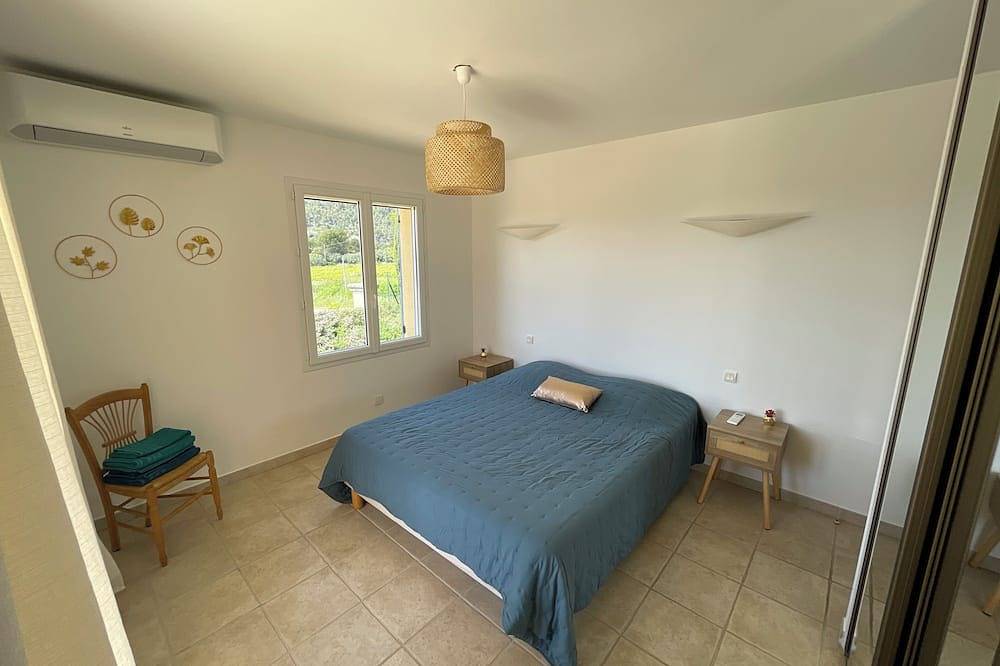 Air-conditioned house between vineyards and olive groves: 4 bedrooms and private pool in Beaumes-de-Venise, Vaucluse