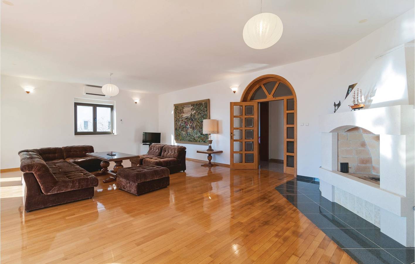 Ganze Ferienwohnung, Modernes Apartment, 1 km vom Strand entfernt, mit WLAN, Klimaanlage, Parkplatz und Terrasse in Bol, Brac