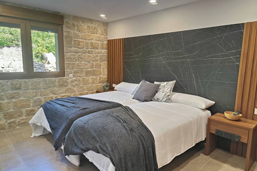 Rural House **** With heated swimming pool and hydromassage in the heart of the Palencia Mountains. in Triollo, Cordillera Cantábrica