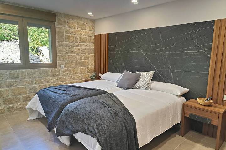 Rural House **** With heated swimming pool and hydromassage in the heart of the Palencia Mountains. in Triollo, Cordillera Cantábrica
