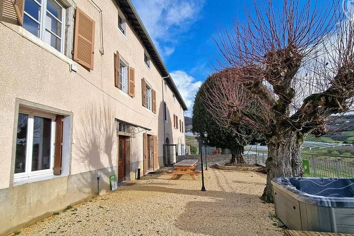 Gîte pour 14 personnes, avec jardin, animaux acceptés à Saint-Romain-en-Jarez