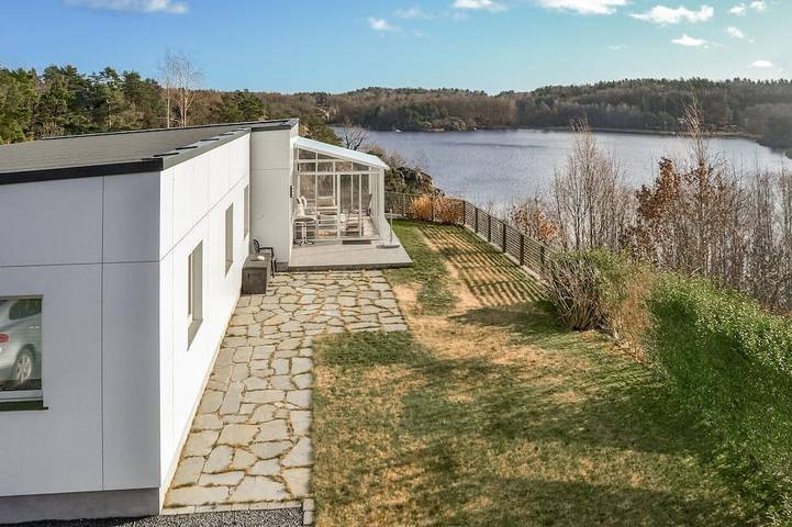 Feriehus for 6 personer, med hage i Lillesand 