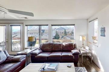 Gîte pour 4 personnes, avec vue sur le lac et terrasse ainsi que vue et piscine à Chelan