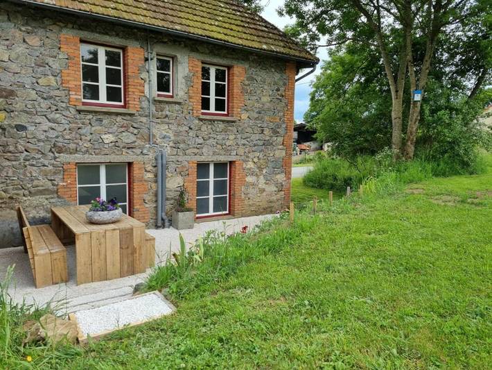 Gîte pour 5 personnes, avec vue ainsi que piscine et jardin, animaux acceptés dans Combrailles