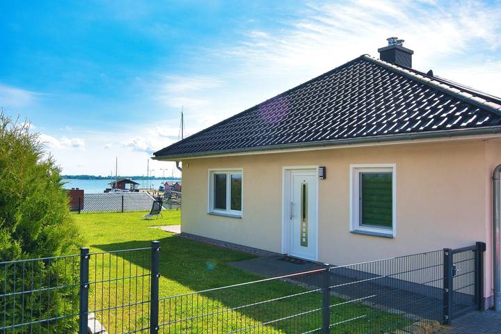 Ferienwohnung für 4 Personen, mit Ausblick und Garten, mit Haustier in Stahlbrode