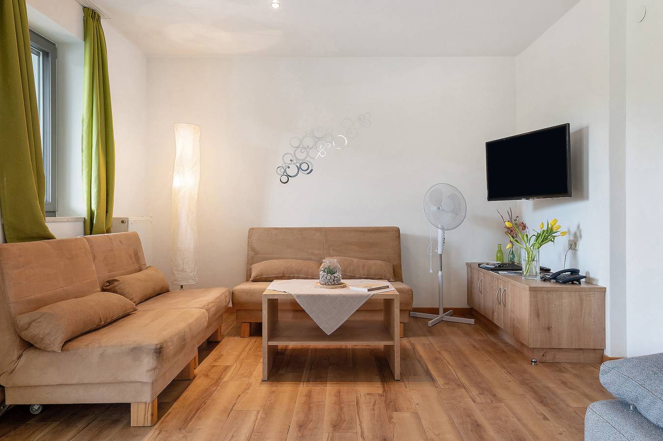Apartamento inteiro, Apartamento 'De Luxe 1' com vista para a montanha, terraço privado e acesso Wi-Fi in Scena, Alpes de Sarentino