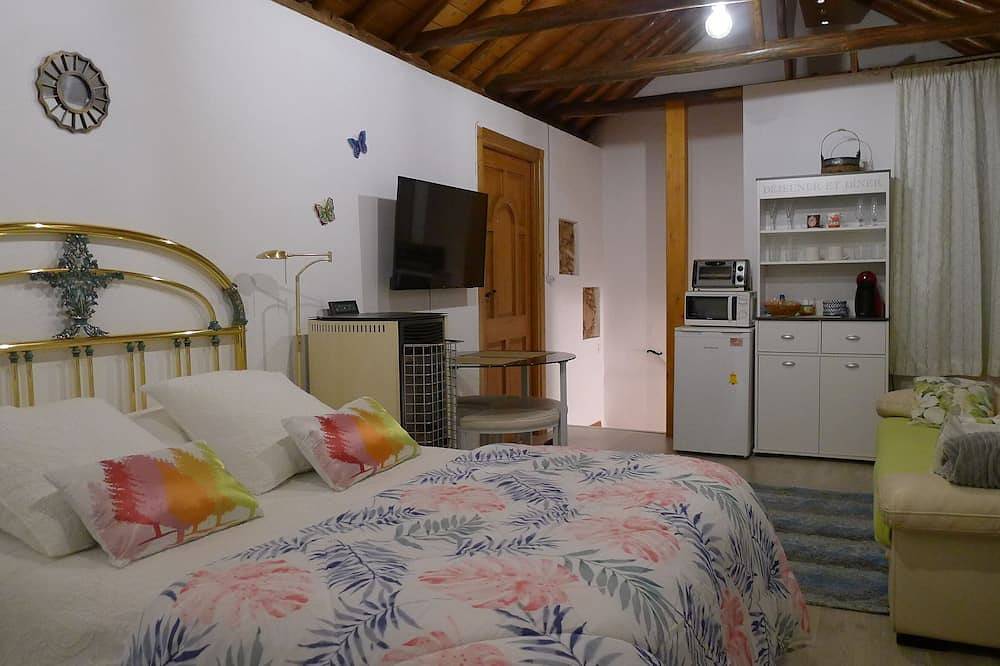 Entire apartment, Cozy studio for two in La Zubia, Granada Province