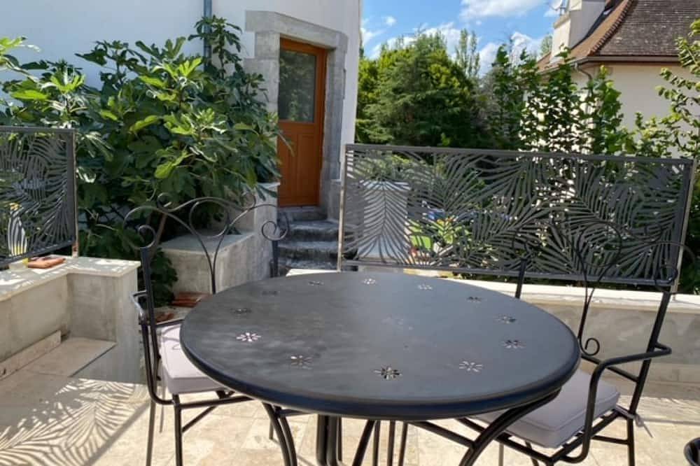 Appartement entier, Le Pigeonnier. Private apartment in château grounds, 5 km from historic Vichy in Cusset, Région de Vichy