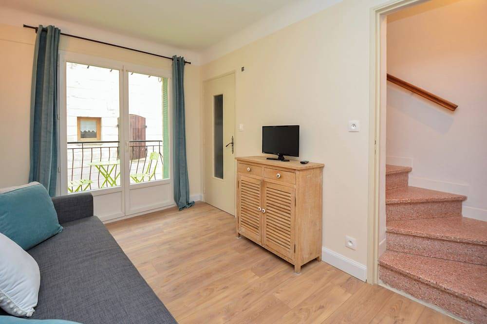 Charming Renovated Two-Person House in the Heart of Beaucaire in Beaucaire, Nimes region