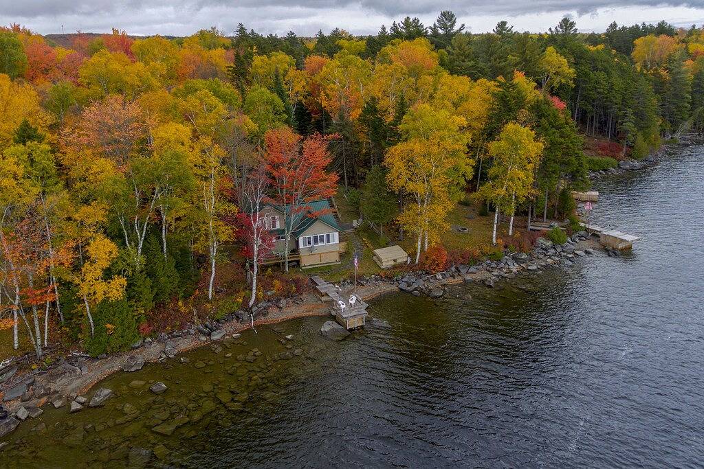Vintage Seeuferhütte mit unglaublichem Blick auf das Wasser, privater Anlegestelle und Kiesstrand in Moosehead Lake