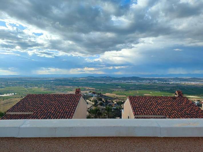 Location de vacances pour 6 personnes, avec jardin ainsi que vue et piscine à Chiva