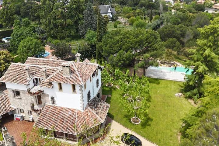 Cama y desayuno para 6 personas, con Terraza y Jardín además de Piscina y Vistas en Galapagar