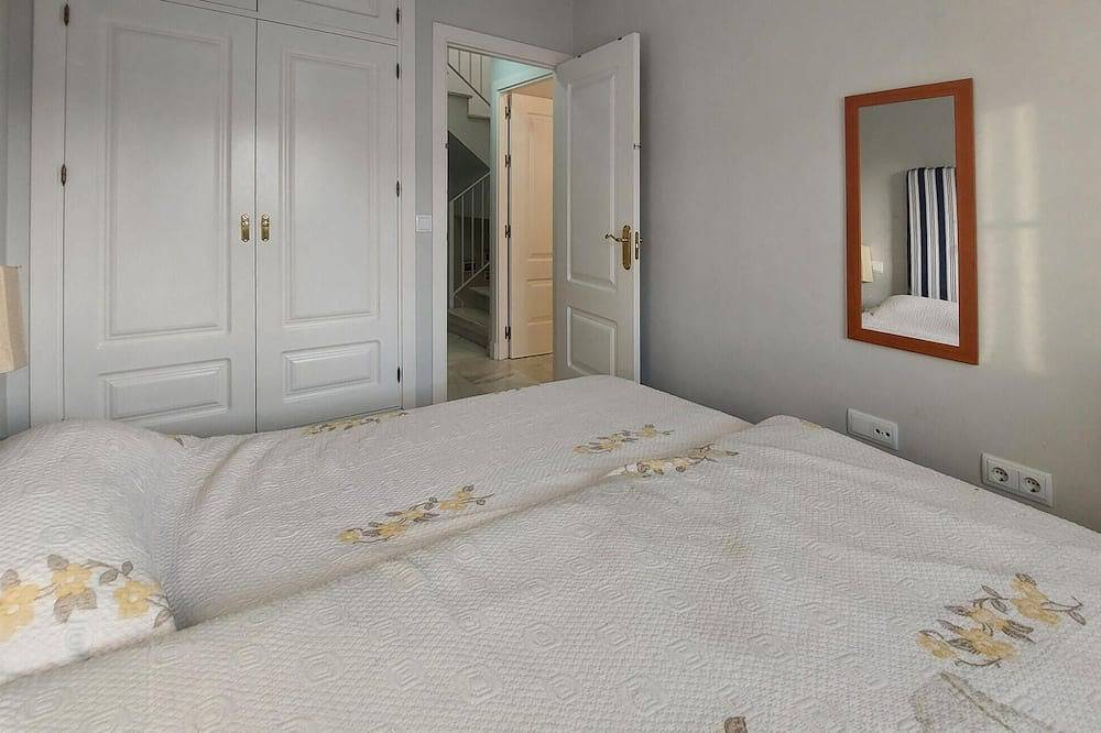 Awesome home in Rota with Wifi in Playa de la Costilla (Rota), Rota