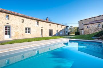 Gîte pour 15 personnes, avec terrasse et piscine, animaux acceptés à Saint-Aubin-des-Ormeaux