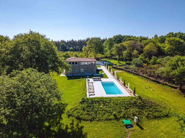 Maison de vacances pour 10 personnes, avec terrasse ainsi que jardin et piscine, animaux acceptés - 1