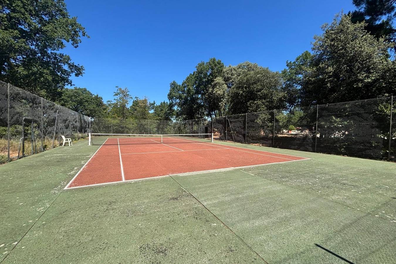 Roussillon : pool and tennis court in Rosellón, Parque natural regional del Luberon