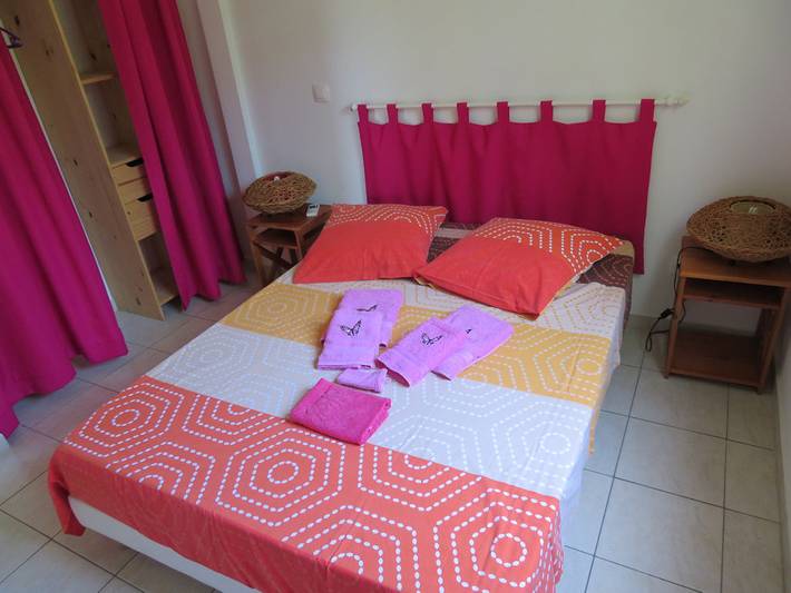 Location de vacances pour 4 personnes, avec terrasse ainsi que jardin et piscine à Le Moule - 4