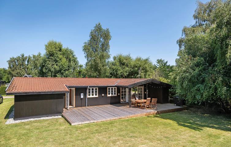 Ferieudlejning for 6 personer, med terrasse og have, børnevenlig i Klint