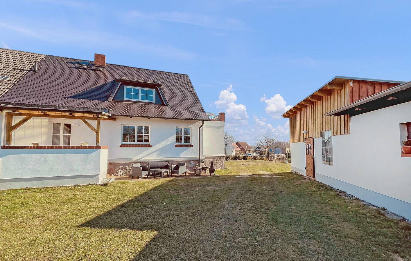 Rückzugsort am See mit Terrasse, Parkplatz und Internet in Reetzow, Benz