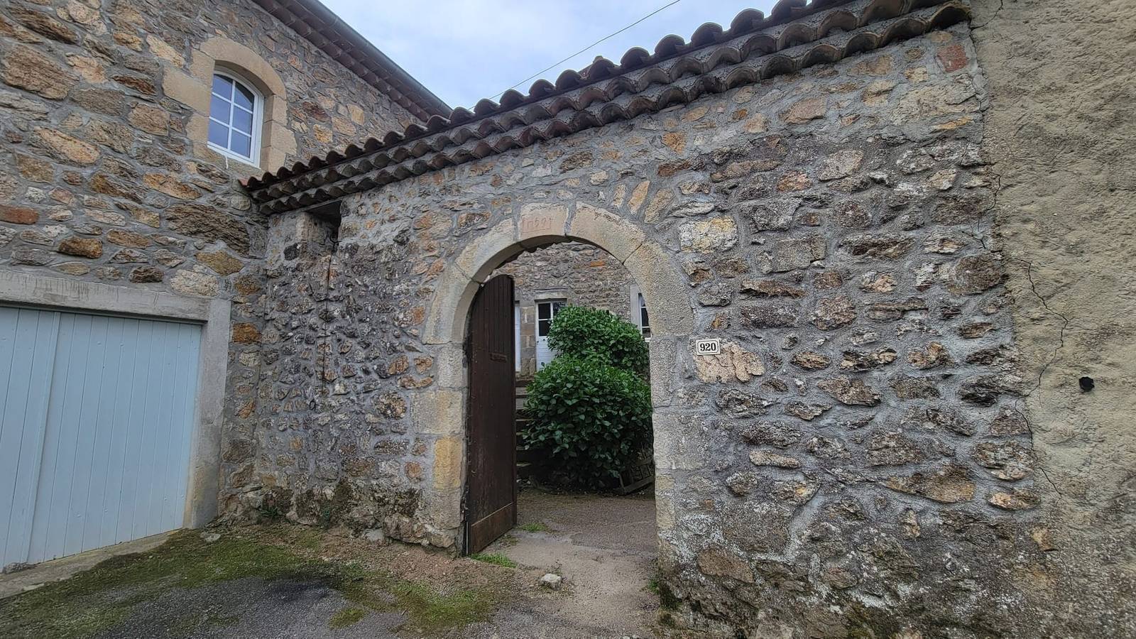 Maison de vacances « Mas Le Manoulier, 14 places » avec vue montagne, piscine privée et terrasse in Saint-Sauveur-de-Montagut, Parc naturel régional des Monts d'Ardèche