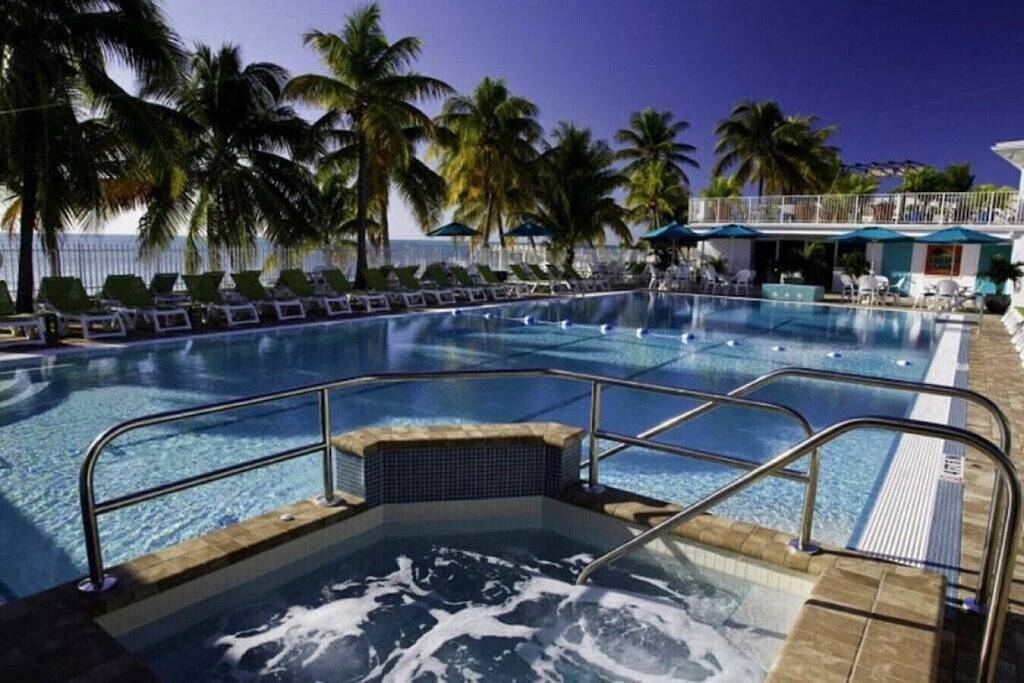 Ganze Wohnung, Waterfront Condo – Pool, Tiki Bar and Marina in Sombrero Beach, Marathon