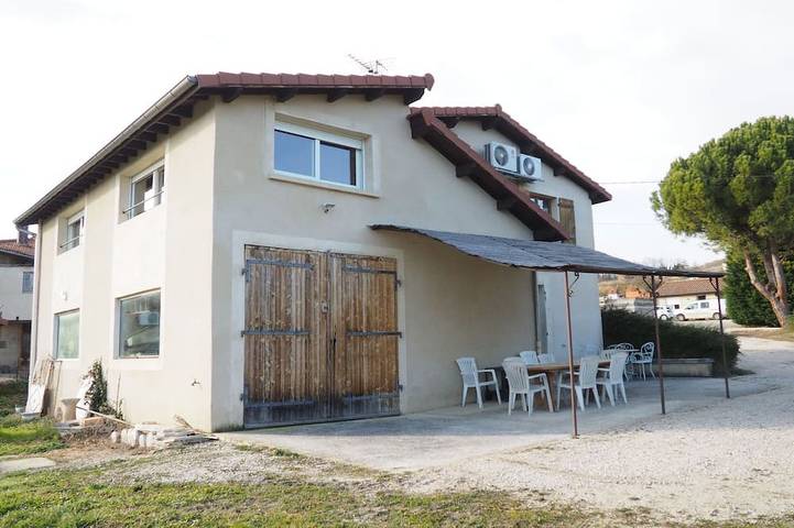 Gîte pour 10 personnes, avec jardin à Chantemerle-les-Blés