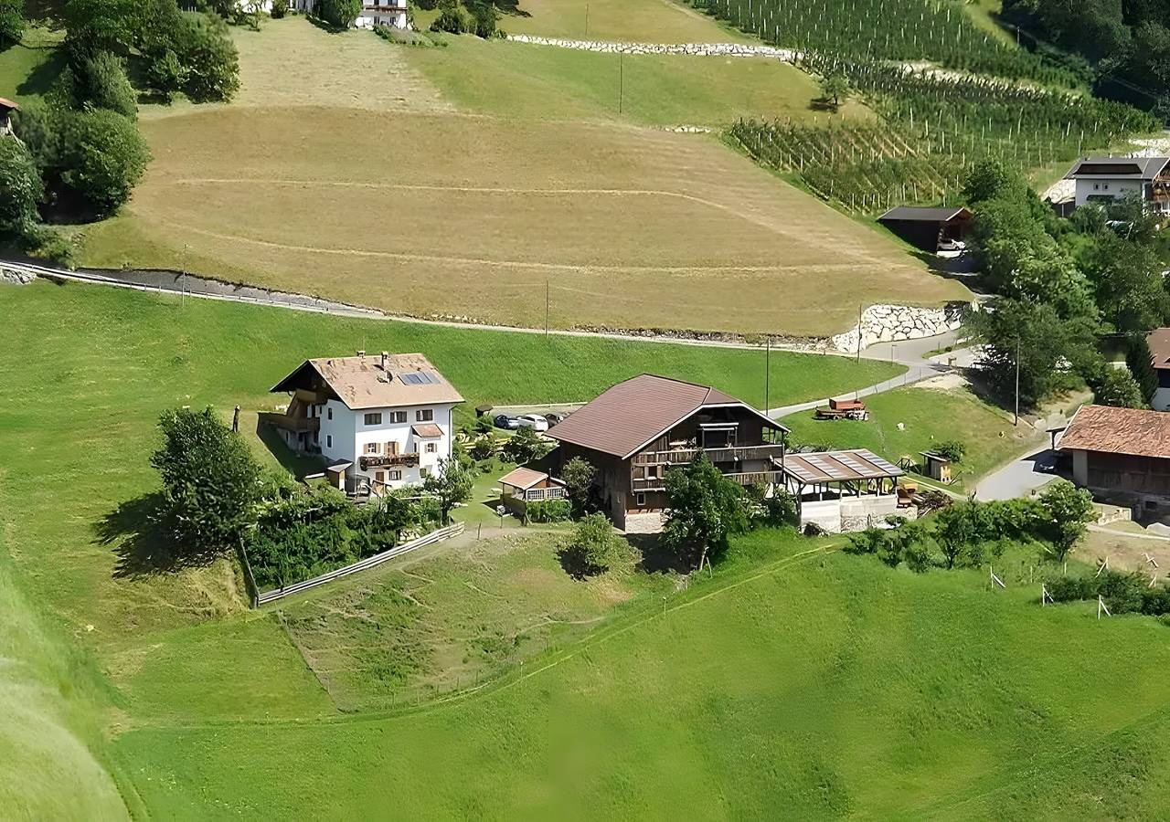 Ganze Wohnung, Apartment „Lechnerhof Appartement Enzian“ mit Bergblick, privater Terrasse & Wlan in Schenna, Passeiertal