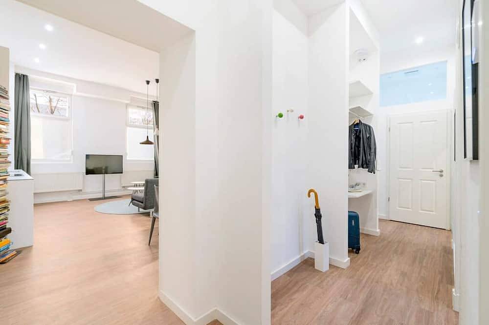 Apartamento entero, 3-Bedroom Apartment (110sqm) with Terrace & Garden(1) in Berlin Wedding, Berlín
