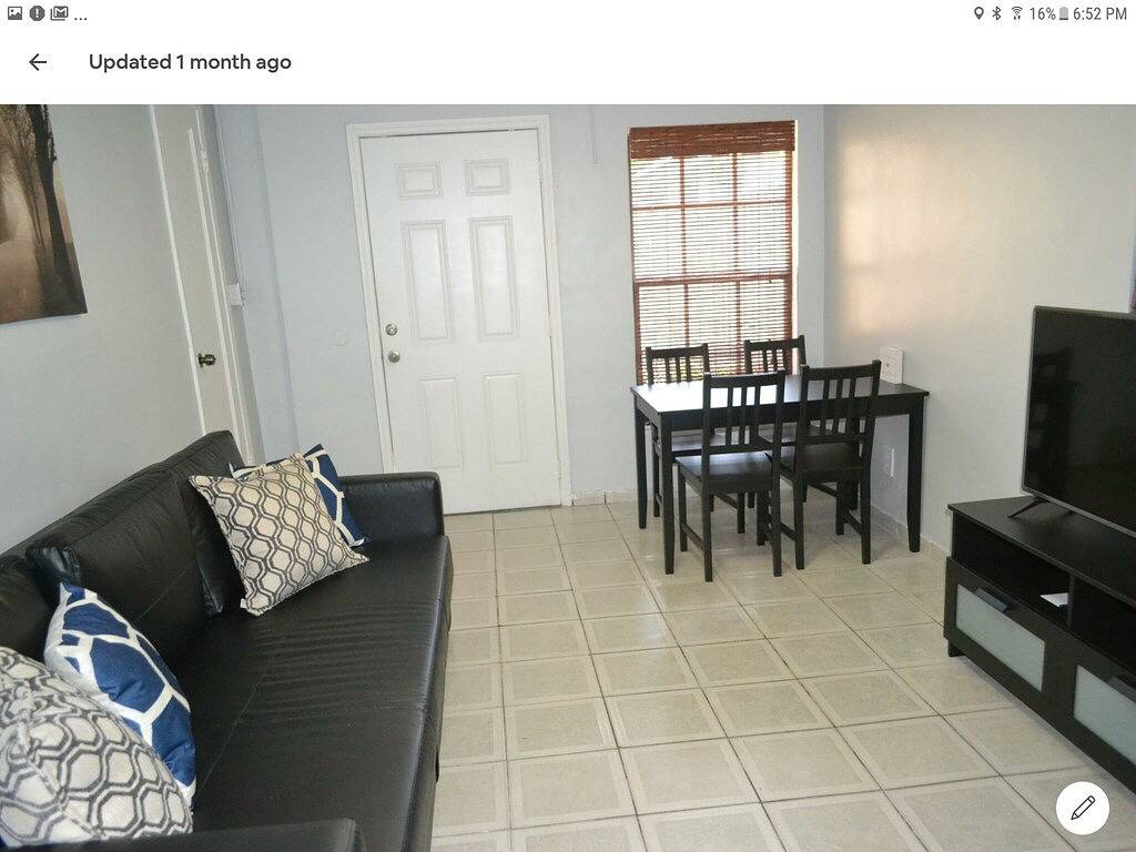 Kleines Gästehaus im spanischen Stil in Havanna, Calle 8 in Miami, Florida