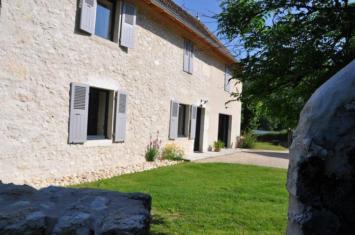Location de vacances pour 6 personnes, avec jacuzzi et jardin à Brégnier-Cordon - 2