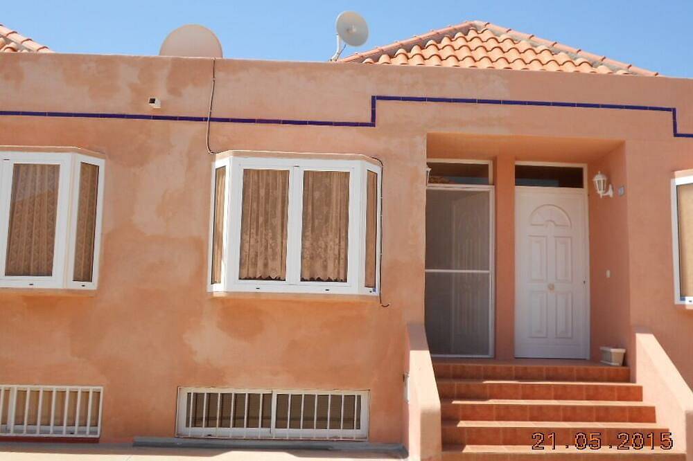 Spacious 3 bed/2 bath house, on a gated complex, Fibre Wifi. Two communal pools. in Costa de Antigua, Antigua
